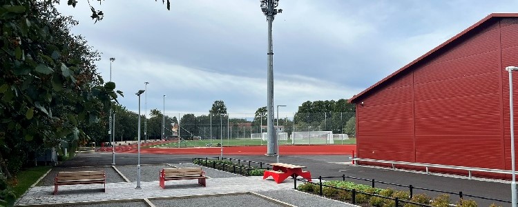 Valsätra IP från norr, med ishallen till höger, fotbollsplan i bakgrund