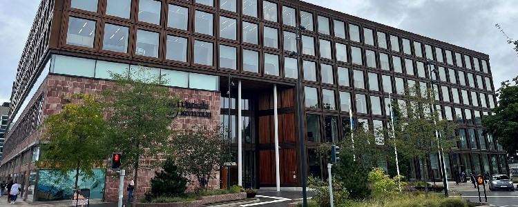 Uppsala Stadshus från söder, med entre och träd framför