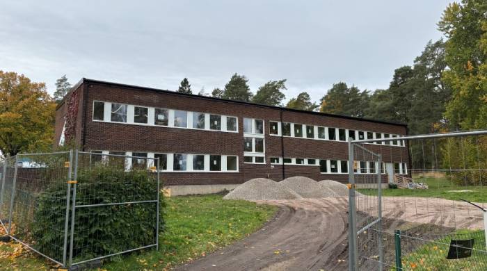 Stora kontorshuset i Skoghall under renovering och fönsterbyte.