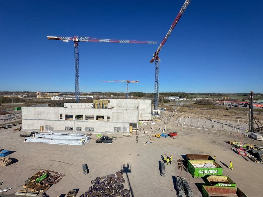 Bygget av Gränby simhall simhall sett från en av byggkranarna, april 2025