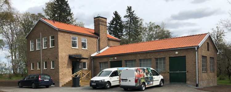 Rödbo tegelbruk med bilar utanför