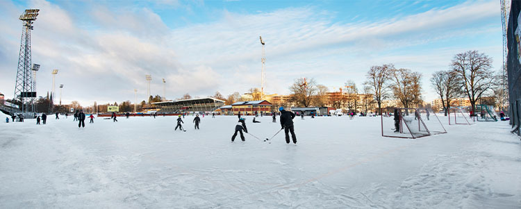 Studenternas - barn och vuxna som spelar bandy på isen.